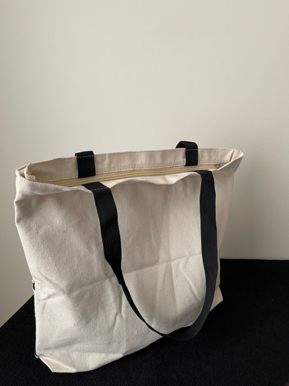 NWOT..Black & White Abstract Canvas Tote Bag With Zipper - Picture 3 of 7
